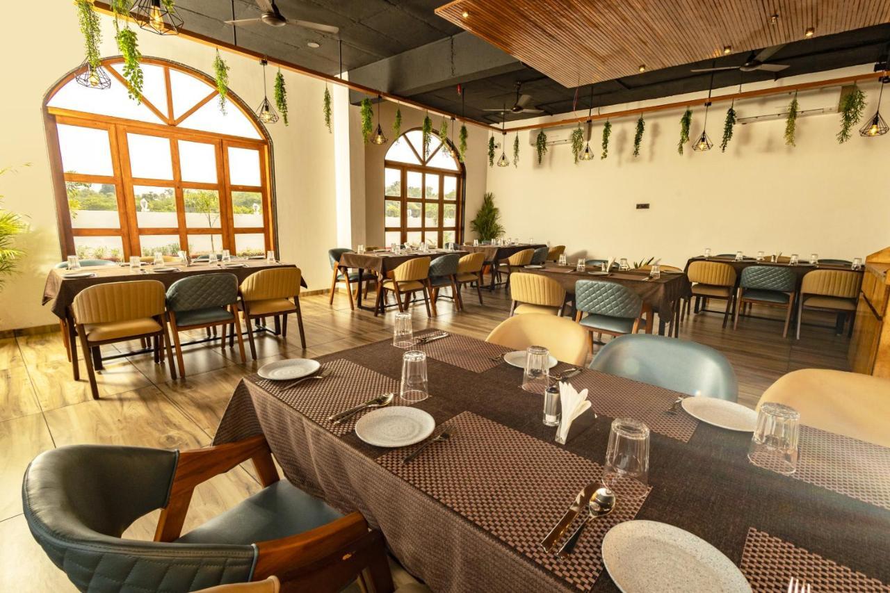 Krown Palace Resort Silvassa Zewnętrze zdjęcie