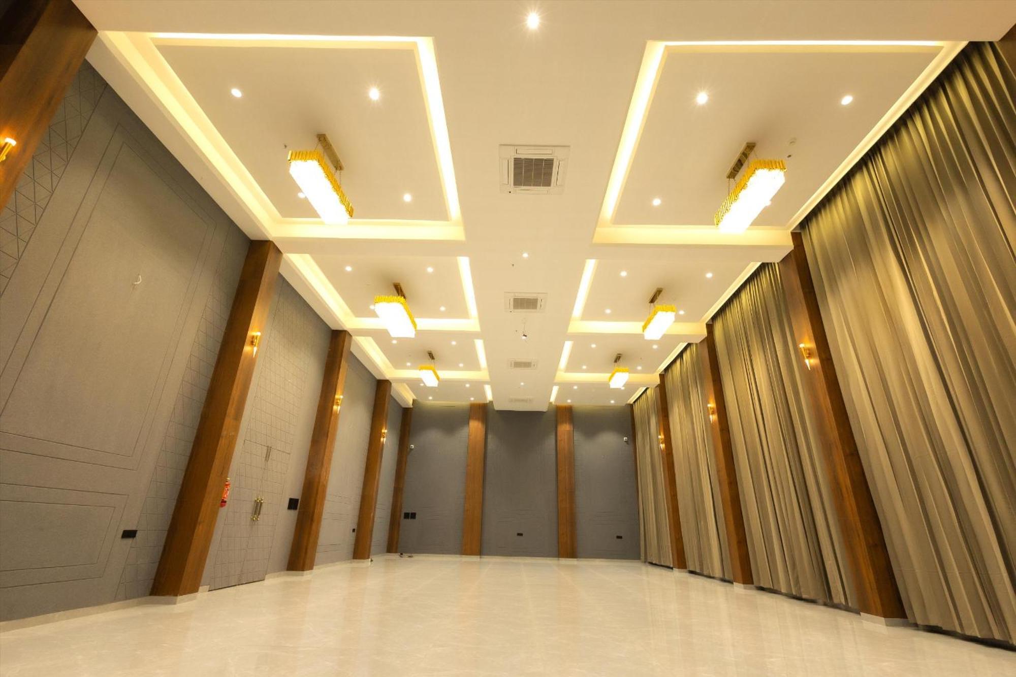 Krown Palace Resort Silvassa Zewnętrze zdjęcie